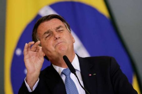 Bolsonaro ameaça mais uma vez agir fora da Constituição