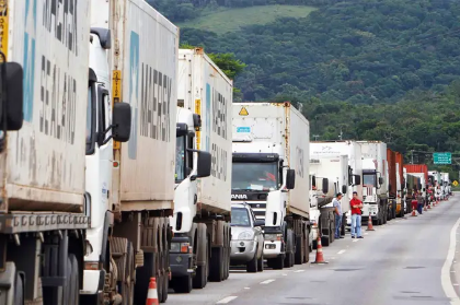 Frente Parlamentar dos Caminhoneiros notifica governo sobre greve Categoria promete interromper suas atividades caso as reivindicações da categoria não sejam atendidas pelo governo