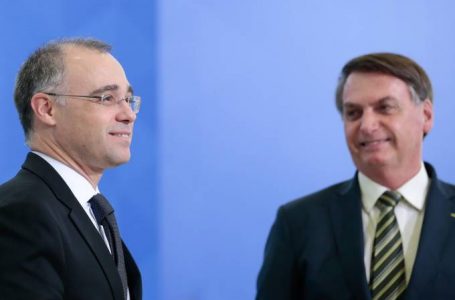 Bolsonaro critica Alcolumbre por demora na sabatina de Mendonça