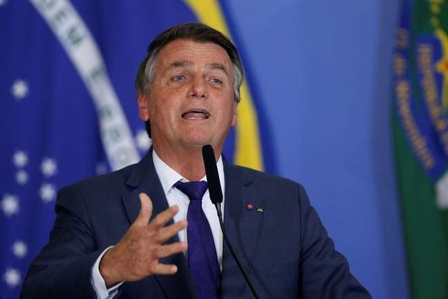 Bolsonaro diz que define esta semana extensão do auxílio emergencial e preço do diesel