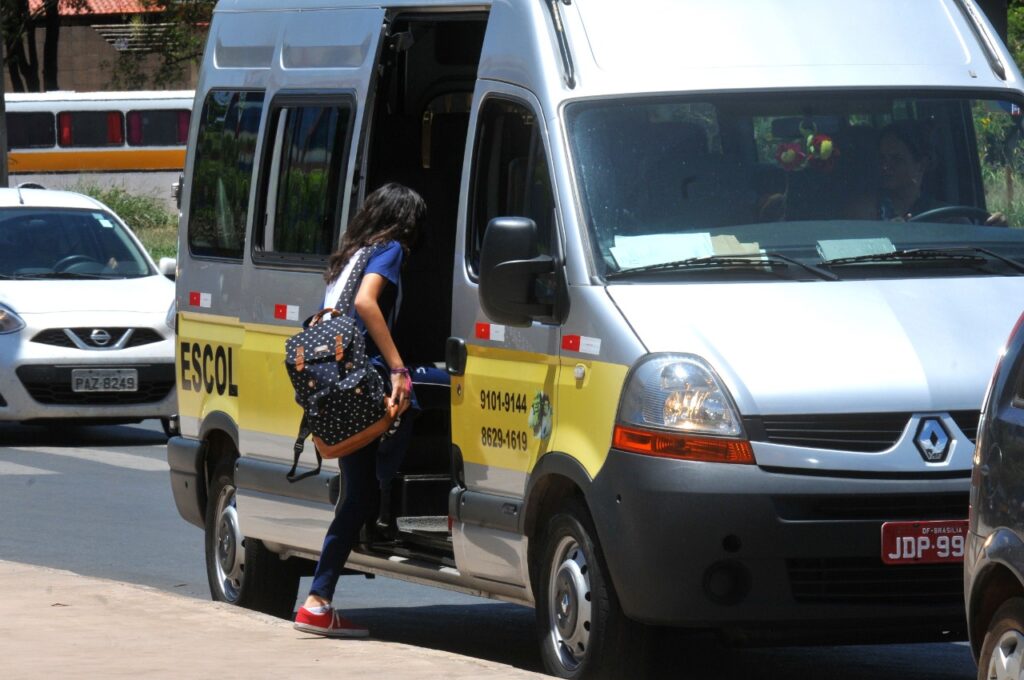 Empresas e profissionais de transporte escolar devem se recadastrar