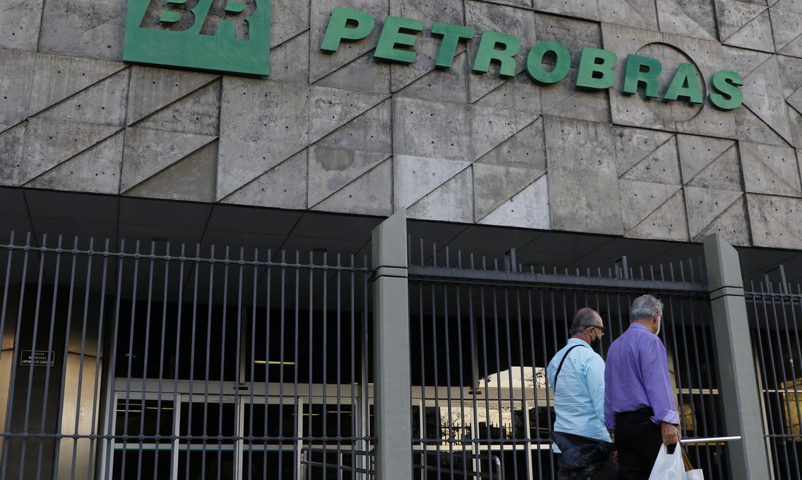 Petrobras reajusta hoje preços do gás de cozinha e da gasolina