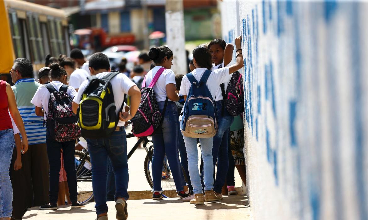 Aulas nas escolas públicas do DF voltam a ser 100% presencial