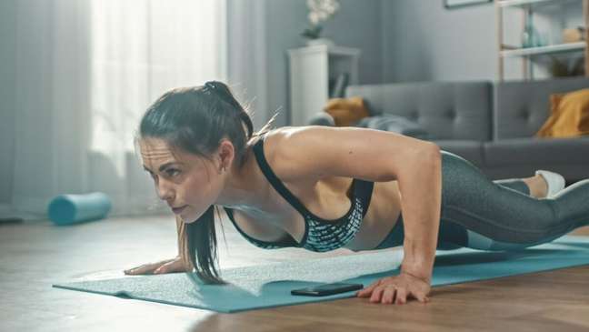 Treino em casa: melhore a imunidade com 12 minutos diários