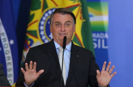 Bolsonaro diz que deputados que aplaudiram Lula no Parlamento Europeu são malucos