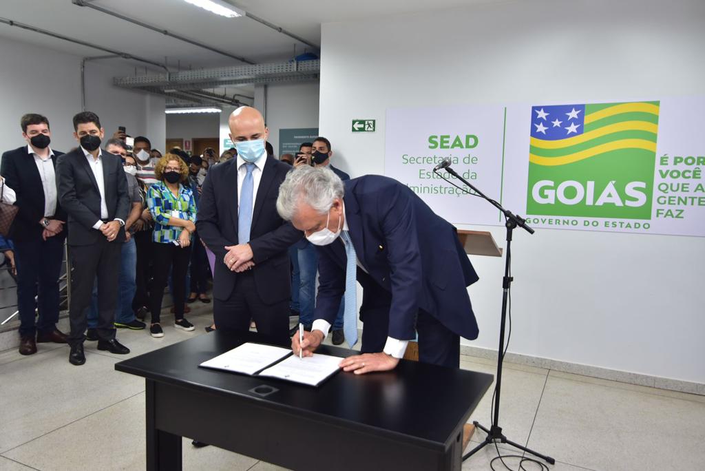 Em Goiânia, Caiado autoriza concursos