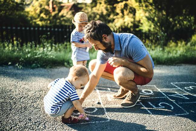 8 atividades e brincadeiras antigas para relembrar com os filhos