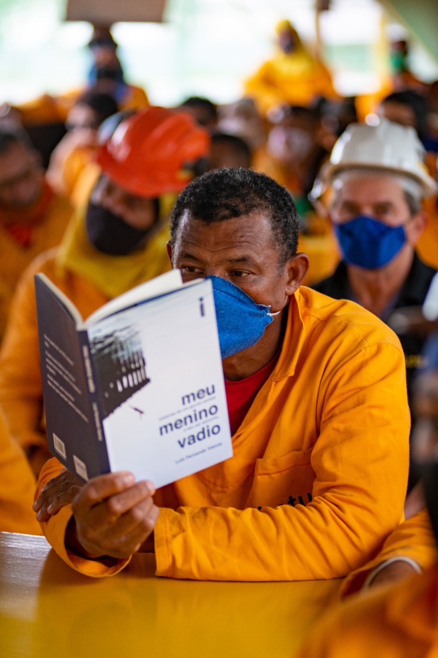 Biblioteca é inaugurada em canteiro de obras no DF