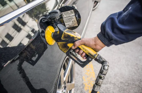 Preço da gasolina cai nos postos em dezembro após 19 meses de alta