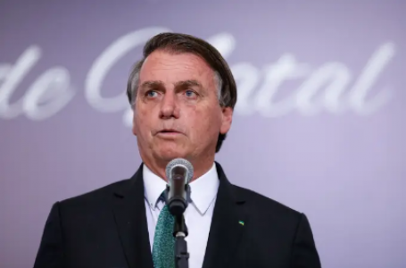 Bolsonaro edita MPs com recursos para auxílio emergencial e mais vacinas