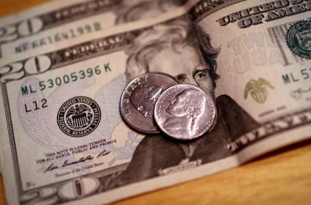 Dólar encosta em R$ 5,70, impulsionado por exterior