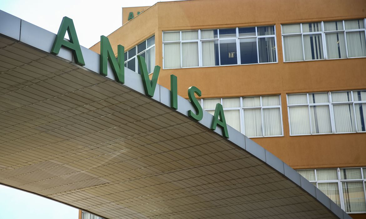 Anvisa alerta que 50 Ervas Emagrecedor está proibido no Brasil