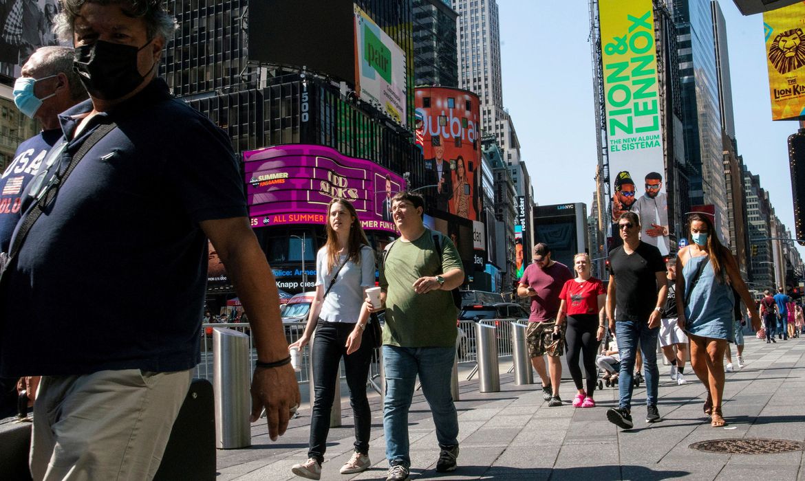 Nova York vai retirar obrigatoriedade de máscaras em locais fechados