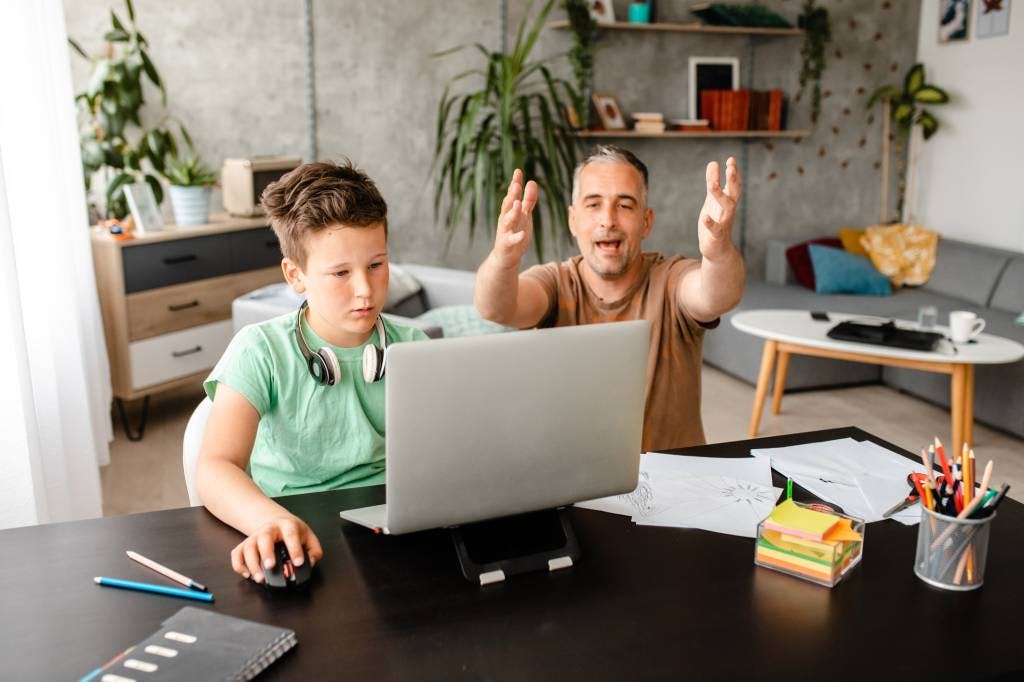 Pai desativa internet da cidade para limitar tempo de tela dos filhos