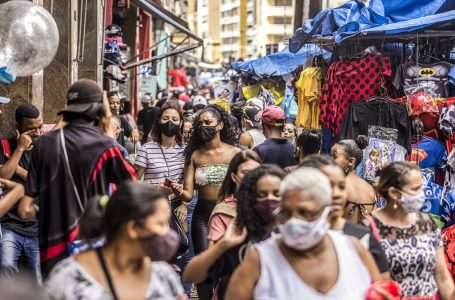 Governo avalia reclassificar covid-19 no Brasil para endemia