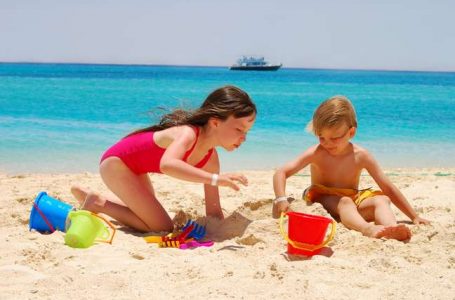 Diversão na praia: conheça quatro benefícios de brincar na areia