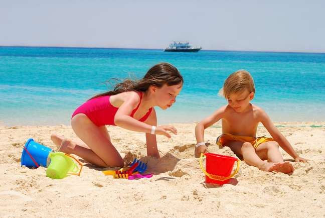 Diversão na praia: conheça quatro benefícios de brincar na areia