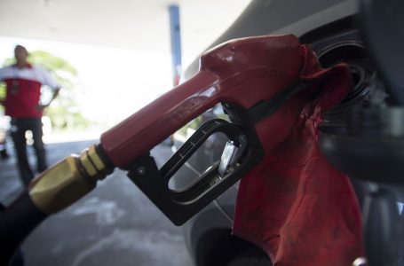 Preço da gasolina cai mais R$ 0,04 por litro nos postos, diz ANP