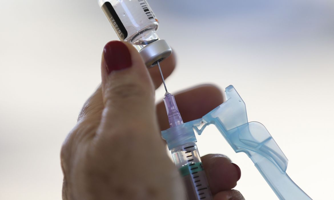 Vacinas contra coqueluche, tétano, covid-19 e outras doenças estão disponíveis neste sábado (27)