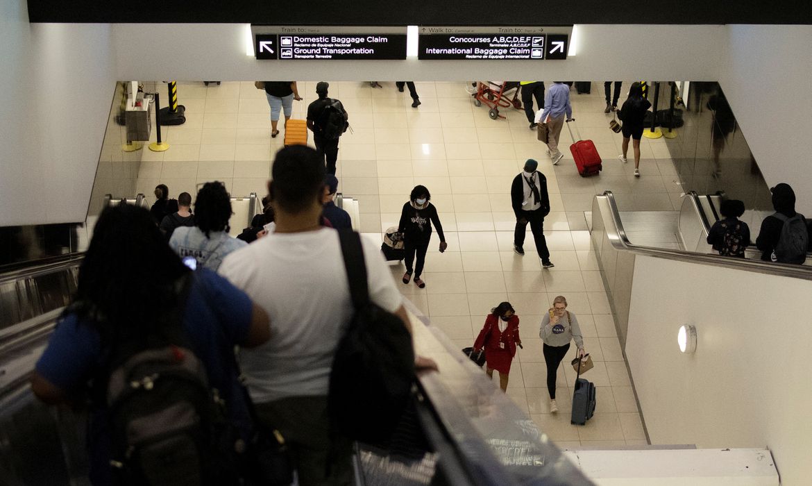 Governo deixa de exigir quarentena a não vacinados que desembarcarem no Brasil