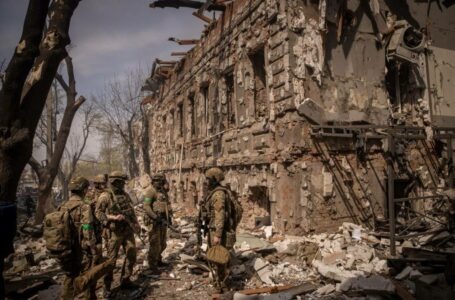 Russos atacam oito regiões da Ucrânia e atingem refinaria