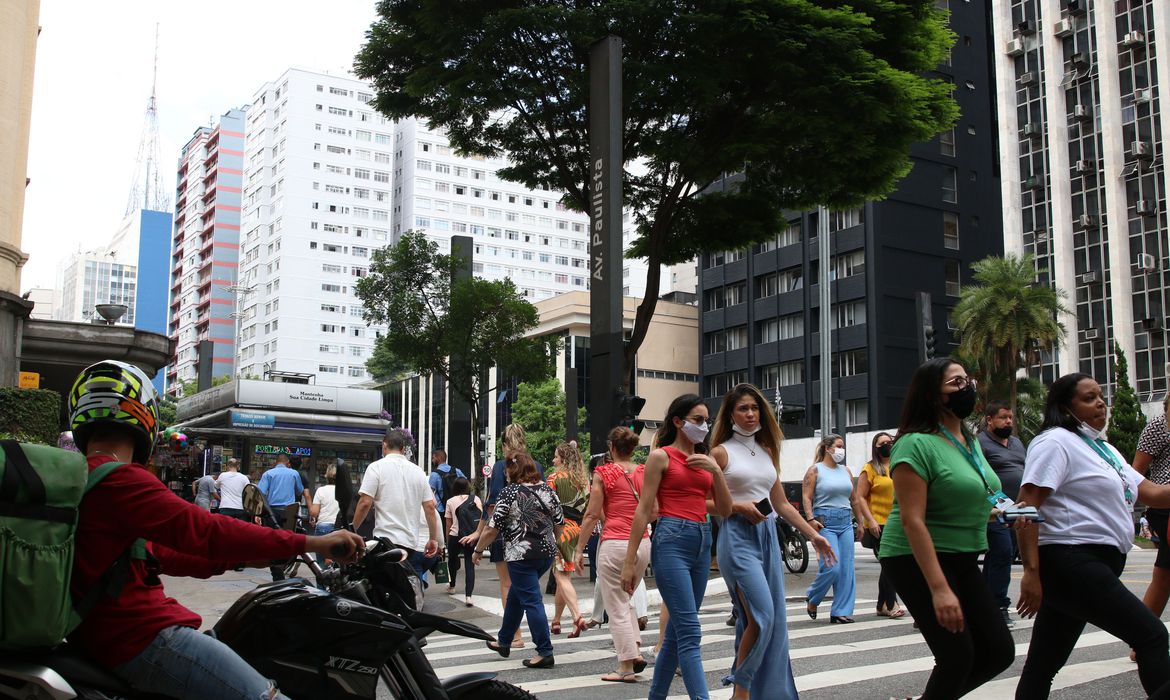 3ª onda de covid causada pela variante Ômicron está acabando, diz Fiocruz