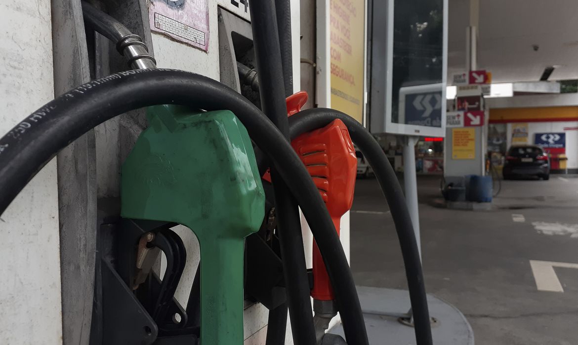 Preços da gasolina e do diesel têm leve queda