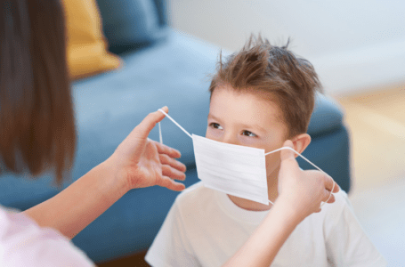 Com a alta de vírus respiratórios, quando usar máscaras em crianças?