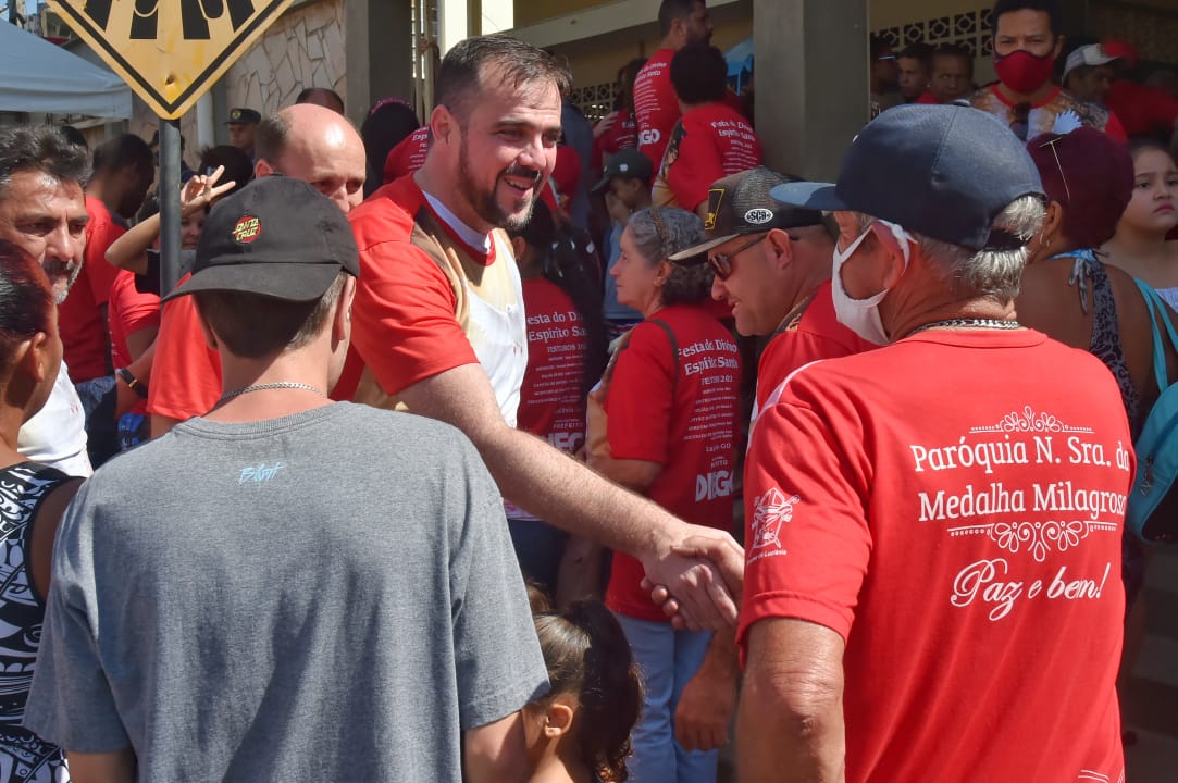 Mendanha participa de tradicional festa religiosa no Entorno do DF