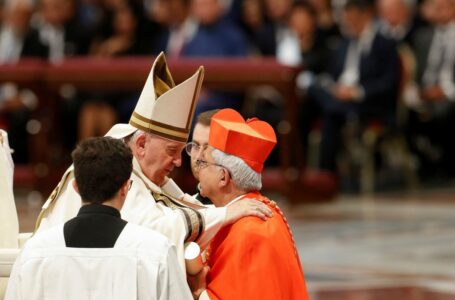 Papa Francisco empossa 20 novos cardeais