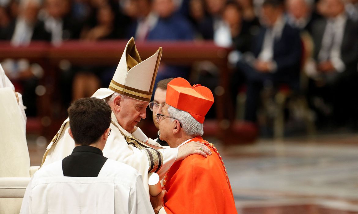 Papa Francisco empossa 20 novos cardeais