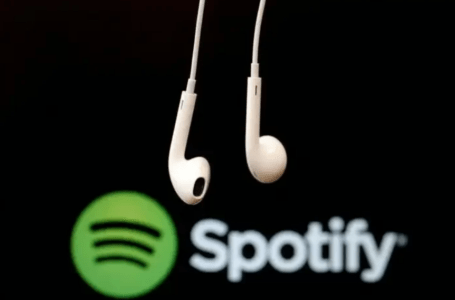 Usuários do Spotify terão de pagar para tocar músicas aleatórias