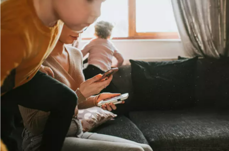 Pais que usam muito o celular tendem a gritar mais com filhos, diz estudo