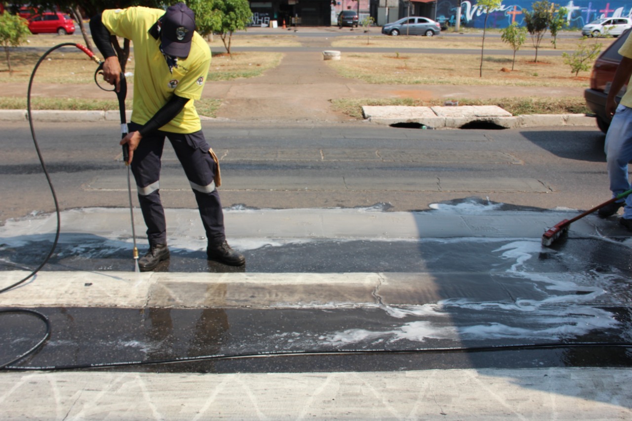 Detran utiliza água de reuso para lavar faixas de pedestre