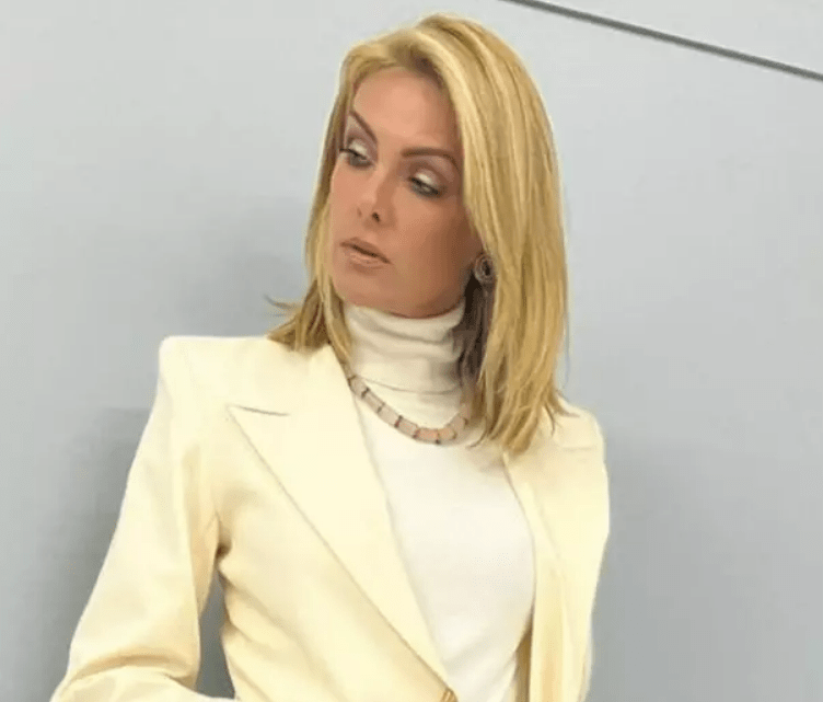 Ana Hickmann aposta na monocromia com gola alta e blazer