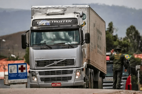 Greve dos caminhoneiros: motoristas interditam rodovias nesta segunda após vitória de Lula