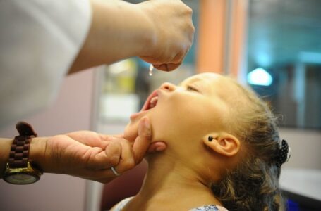 Especialistas destacam segurança da vacinação completa contra pólio