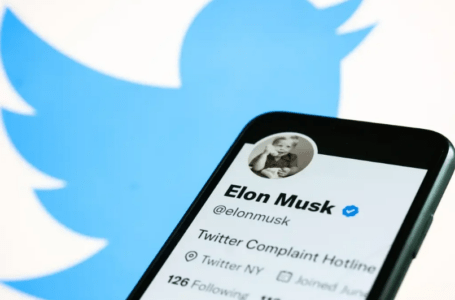 Elon Musk alega que Apple ameaça tirar Twitter de loja de aplicativos