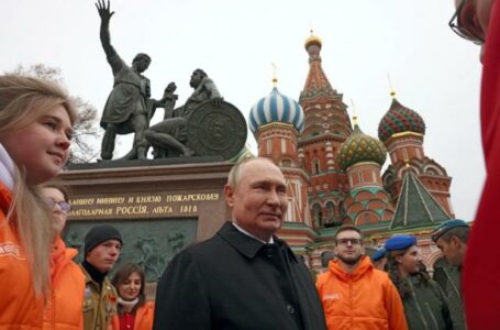 Putin diz que confronto com “nazistas” da Ucrânia era inevitável