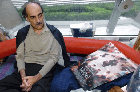 Morre em aeroporto de Paris refugiado iraniano eternizado em filme de ‘O Terminal’