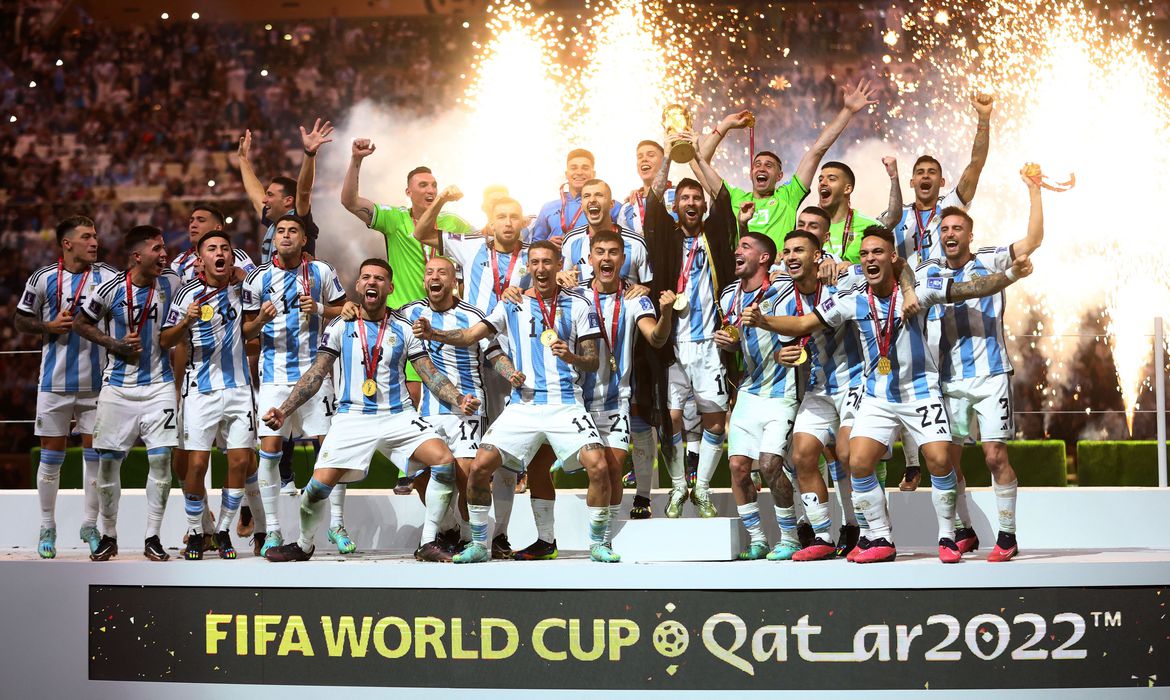 Argentina conquista o tricampeonato mundial e consagra Lionel Messi