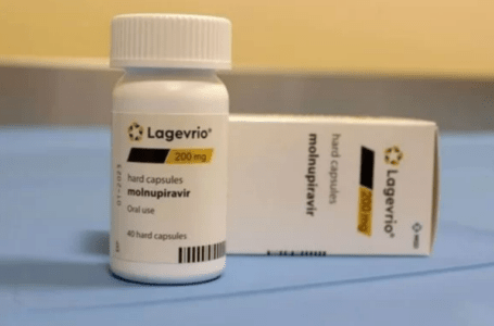 Anvisa aprova venda em farmácias do medicamento molnupiravir, usado contra a covid-19