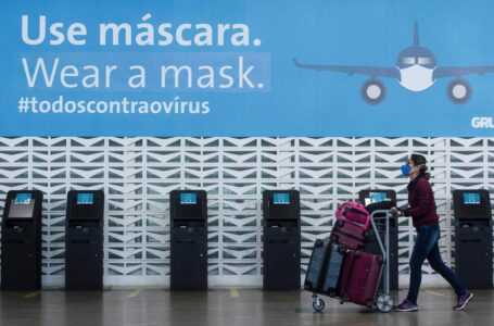 OMS pede que viajantes usem máscaras contra nova variante da covid-19