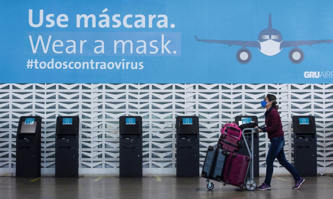 OMS pede que viajantes usem máscaras contra nova variante da covid-19