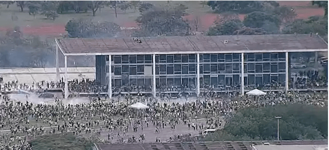 Bolsonaristas radicais invadem Congresso, Planalto, STF