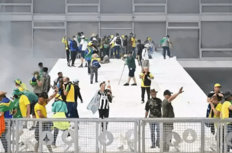 Polícia retira invasores da rampa do Palácio do Planalto