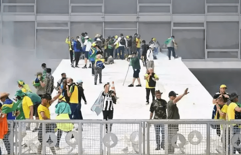 Polícia retira invasores da rampa do Palácio do Planalto