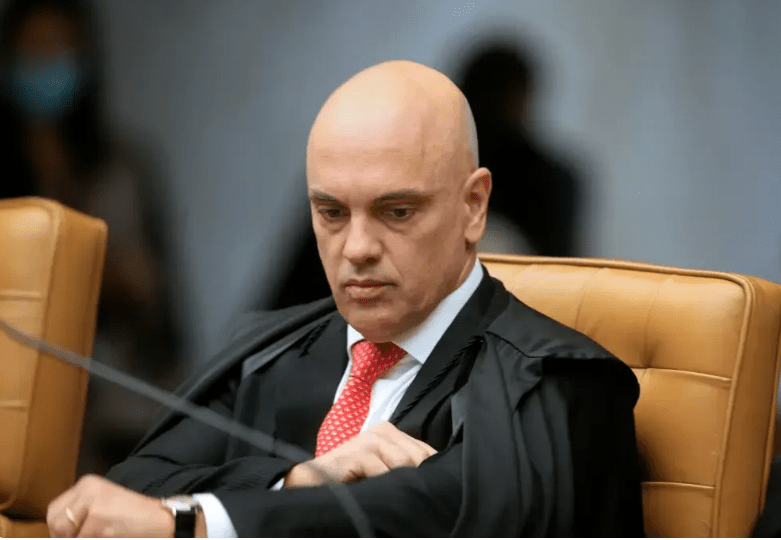 Alexandre de Moraes bloqueia redes de deputados, coleta DNA e confisca passaporte