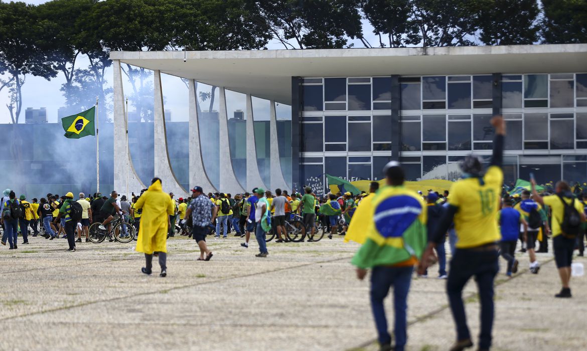 Imagens inéditas de câmeras de segurança mostram invasão do STF