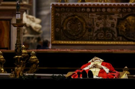 Velório de Bento XVI começa na Basílica de São Pedro